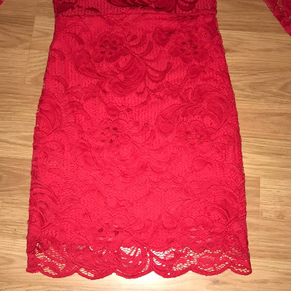 Red lace dress - Picture 3 of 4
